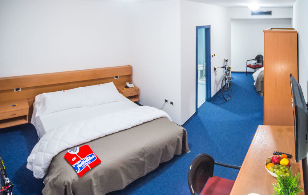 Fly Bike Hotel เตรนโต ภายนอก รูปภาพ