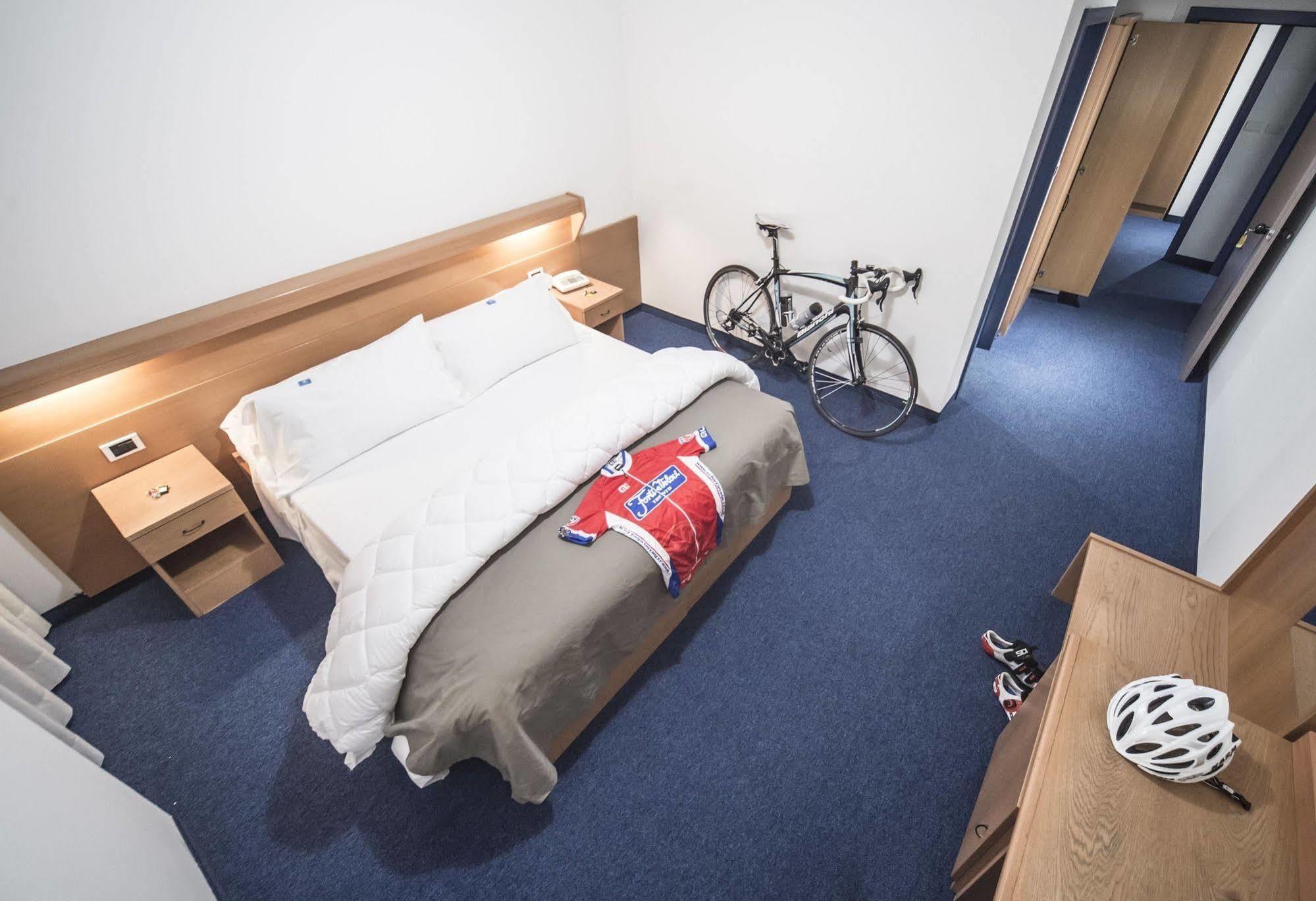 Fly Bike Hotel เตรนโต ภายนอก รูปภาพ
