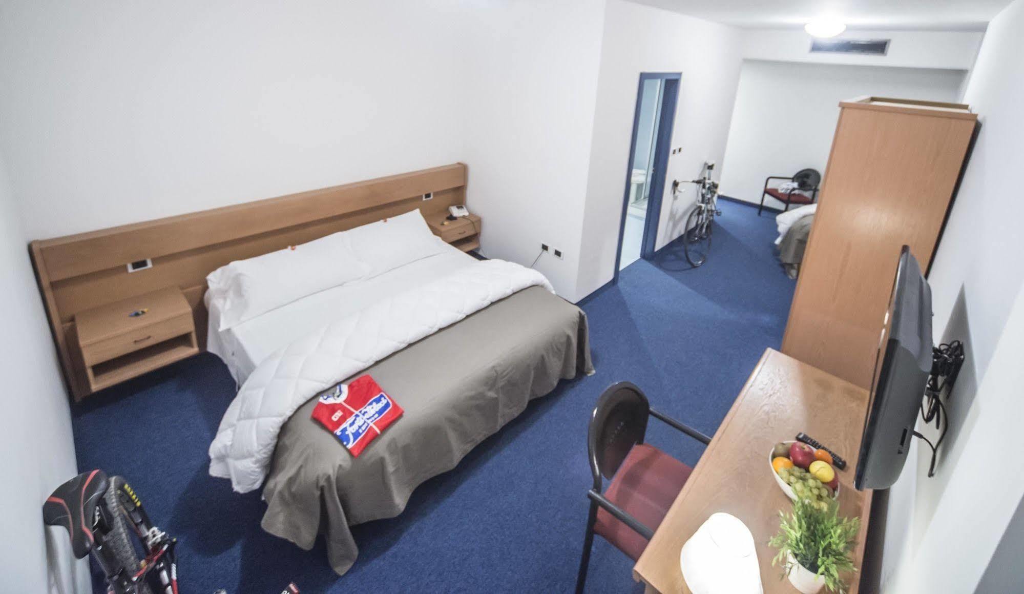 Fly Bike Hotel เตรนโต ภายนอก รูปภาพ